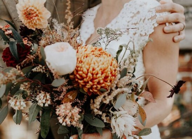 Флористика на осінньому весіллі: які квіти використати восени?