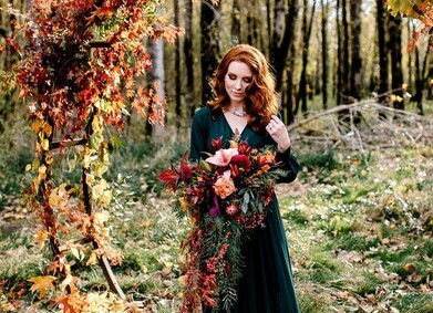Осенний образ невесты: свадебное платье, обувь и верхняя одежда