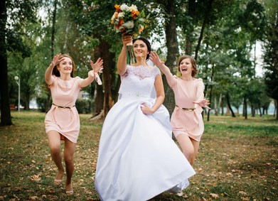 Традиция бросать букет: невеста, делись счастьем