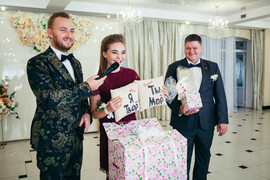 Обговорити з ведучим сценарій весілля