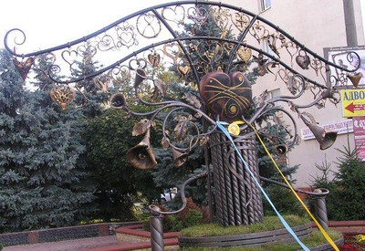 Скульптура Сердце всей Украины - фото 2