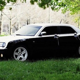 125 Chrysler 300C черно-белый - авто на свадьбу в Киеве - портфолио 5