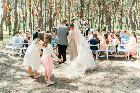 Нежная рустик-свадьба в лесу - фото №39