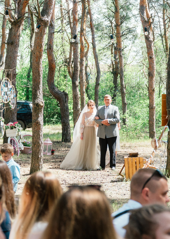 Нежная рустик-свадьба в лесу - фото №37