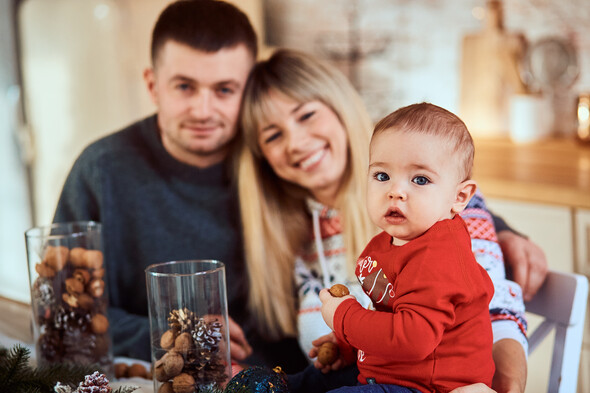 Родители с очаровательным сыном на рождественской фотосессии - фото №2