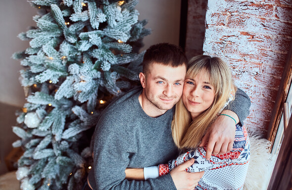 Родители с очаровательным сыном на рождественской фотосессии - фото №11
