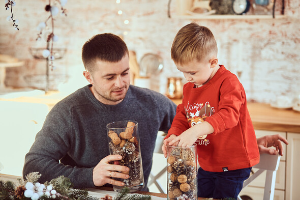 Родители с очаровательным сыном на рождественской фотосессии - фото №4