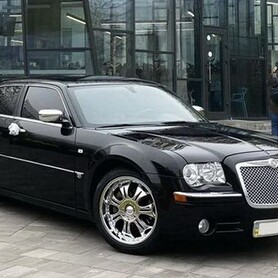 135 Chrysler 300C черный аренда авто на свадьбу - авто на свадьбу в Киеве - портфолио 1
