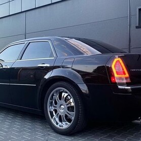 135 Chrysler 300C черный аренда авто на свадьбу - авто на свадьбу в Киеве - портфолио 3
