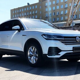 177 мнедорожник Volkswagen Touareg белый аренда - авто на свадьбу в Киеве - портфолио 4