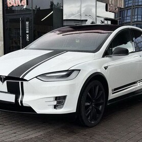 001 Tesla Model X білий електричний позашляховик - авто на весілля
 у Києві - портфоліо 1
