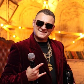 Ведущий Євгеній  Чулінін