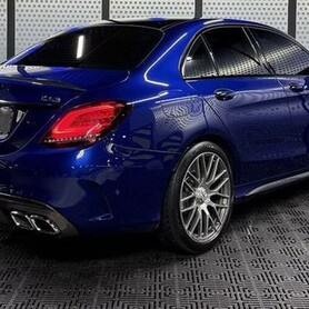 428 Прокат Mercedes-Benz C63s без водія в Києві - авто на весілля
 у Києві - портфоліо 3