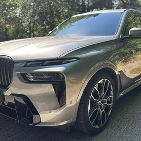 265 Оренда BMW X7 40D 2024 сірий на весілля - авто на весілля
 у Києві - портфоліо 4