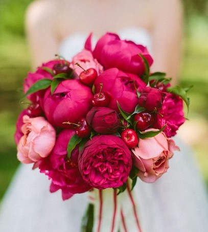 букет невесты в бордовом цвете