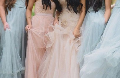 подружки невесты в розовых и голубых платьях