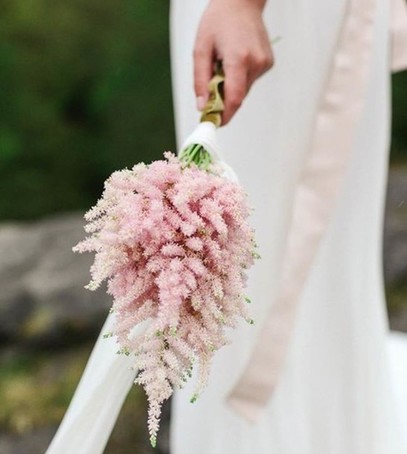 свадебный букет из астильбы, невеста 2019, свадебная флористика, букет невесты