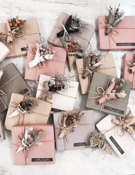 Свадебные бонбоньерки – подарки для гостей, что класть, как дарить