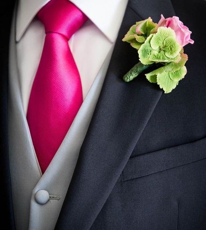 свадьба в цвете фуксия, костюм жениха