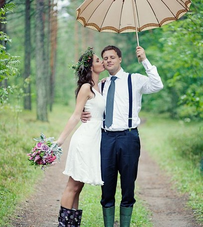 Красивые свадебные фотографии под дождём