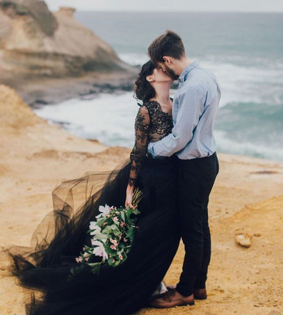 невеста в чёрном, свадебная фотосессия, чрное свадебное платье, жених и невеста, поцелуй