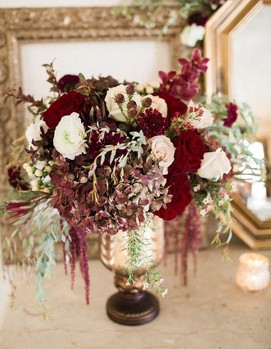 декор свадьбы в бордовом цвете