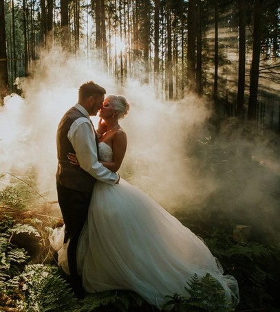 цветной дым для фотосессии, дымовые шашки на свадьбе, цветные дымовые шашки, свадебная фотосессия осенью, свадебные фото, необычные фото со свадьбы