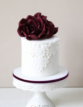 свадьба в бордовом цвете, торт на свадьбу с бордовым цветком