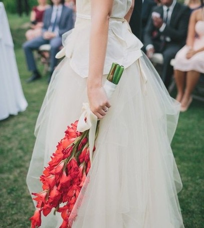 свадебный букет 2019, цветы с длинными стеблями, невеста с букетом 2019