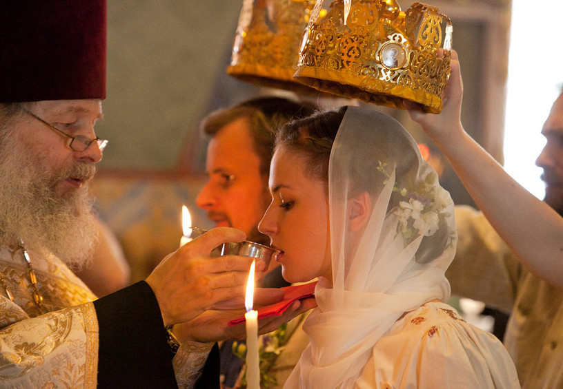 венчание, церковное вино, свадьба верующих, как проходит венчание, священник, молодожёны в церкви