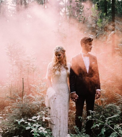 цветной дым для фотосессии, дымовые шашки на свадьбе, цветные дымовые шашки, свадебная фотосессия, свадебные фото, необычные фото со свадьбы