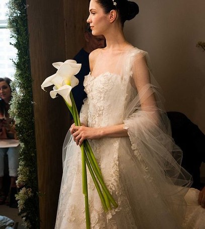 свадебный букет 2019, цветы с длинными стеблями, невеста с букетом 2019