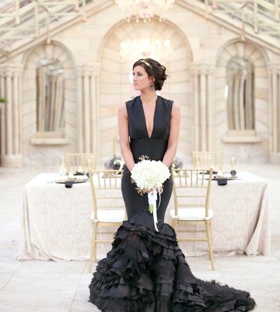 свадебное платье русалка, чёрное платье на свадьбу, свадьба, невеста с букетом, невеста в чёрном платье