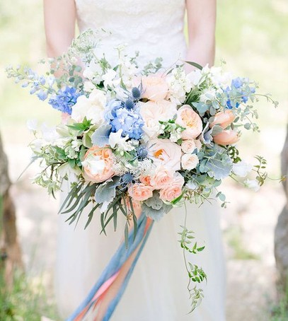 букет невесты в розово-голубых цветах