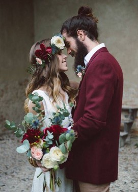 свадьба в бордовом цвете,бордовый пиджак жениха