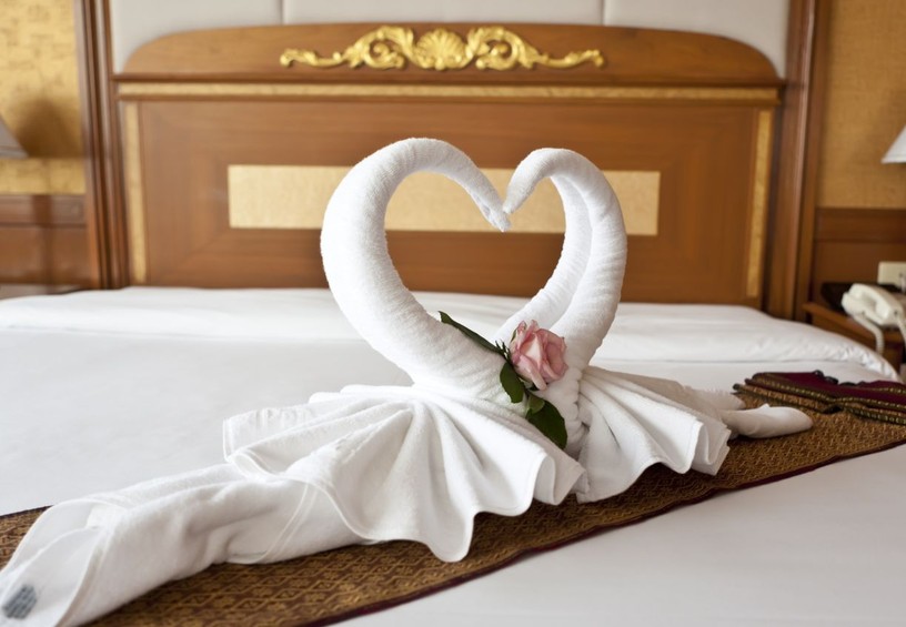 номер для новобрачных, гостиница, номер для двоих, первая брачная ночь, лебеди из полотенец