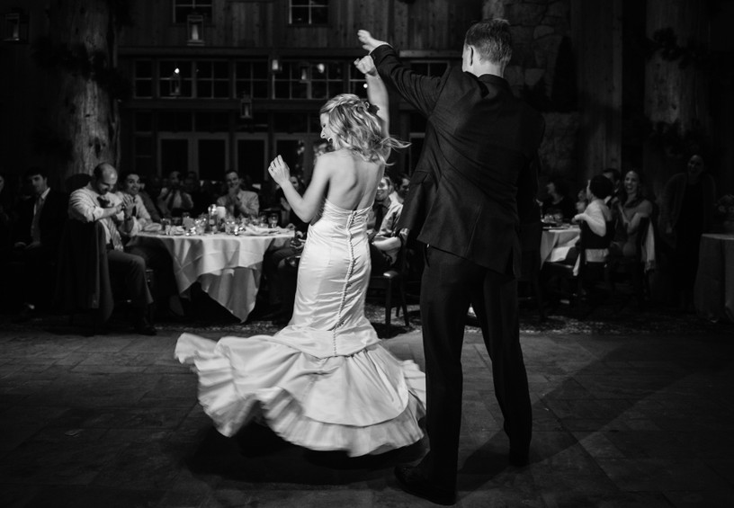 первый танец молодожёнов, свадебный танец, первый танец молодых, жених и невеста танцуют, свадьба, банкет