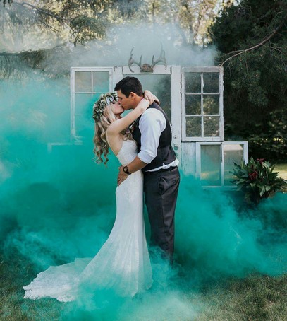  цветной дым для фотосессии, дымовые шашки на свадьбе, цветные дымовые шашки, свадебная фотосессия, свадебные фото, необычные фото со свадьбы