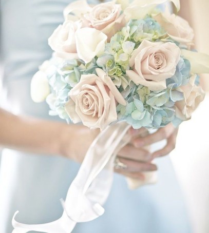 букет невесты в  розово-голубых цветах