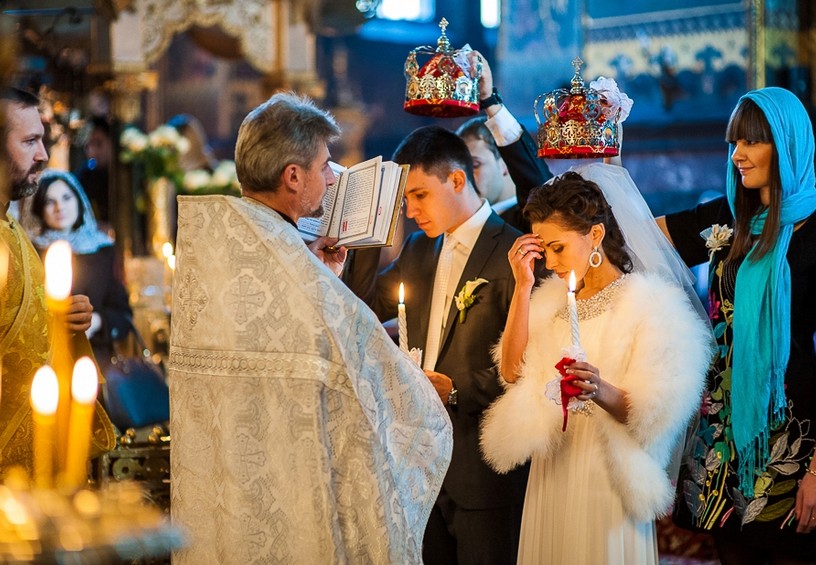 венчание, молодожёны в церкви, свадьба у верующих, священник венчает пару