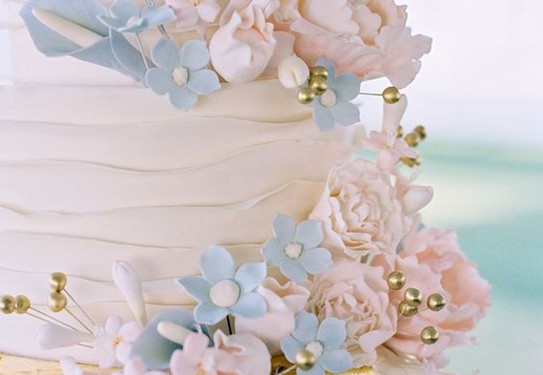 свадебный торт в розово-голубых цветах