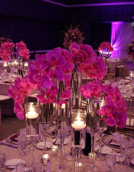 свадьба в цвете фуксия, букеты на свадебных столах