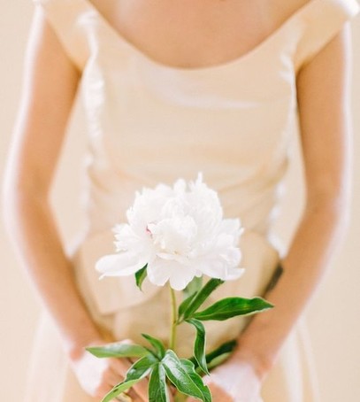 невеста с цветком, свадебный букет из одного цветка, флористика 2019, модный букет невесты