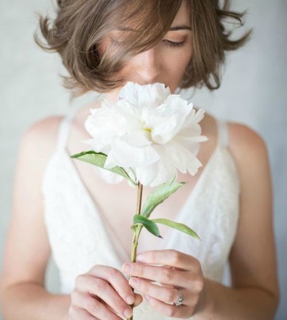 невеста с цветком, свадебный букет из одного цветка, флористика 2019, модный букет невесты