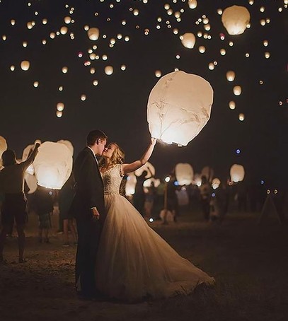 летающие фонарики, красивая свадьба, молодожёны