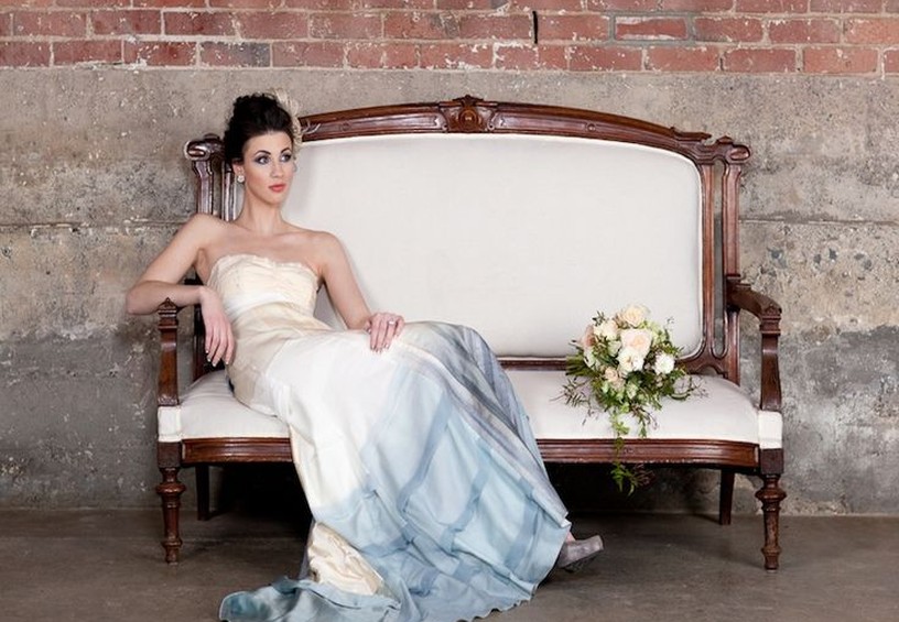 Свадебное платье, голубое платье невесты, невеста, свадебная фотосессия, невеста сидит
