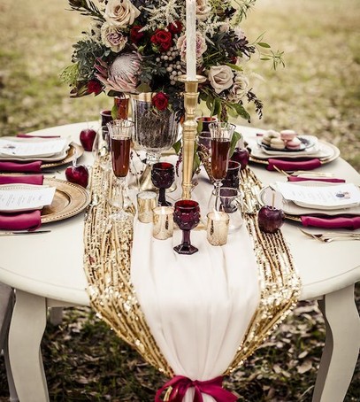 свадьба в бордовом цвете, декор стола с бордовыми элементами