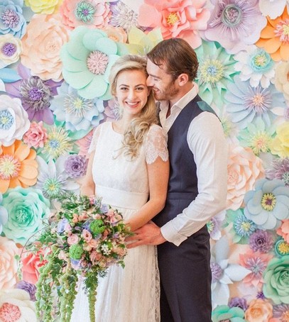 фотозона на свадьбу, свадебное фото, красивый свадебный декор, оформление фотозоны на свадьбе, бумажные цветы