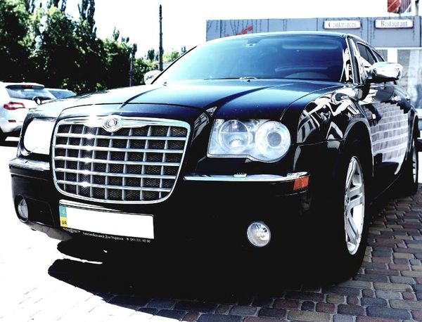136 Chrysler 300C черный аренда  