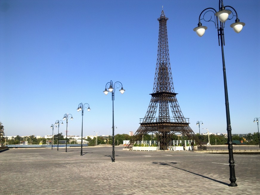 Французский бульвар и Эйфелевая башня